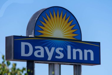 Mavi gökyüzü güneşli bir günde Days Inn Hotel Sign close up 