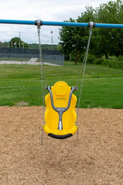 Pequeño tikes columpio de discapacidad amarilla para discapacitados o niños con necesidades especiales —  Fotos de Stock