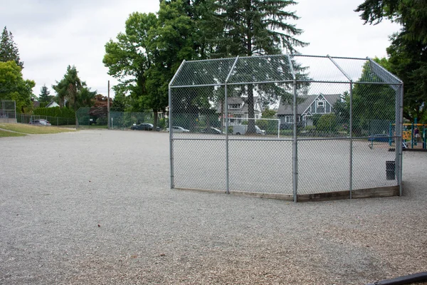 Diamante de béisbol o softbol a través de una valla en un parque en una pequeña ciudad —  Fotos de Stock