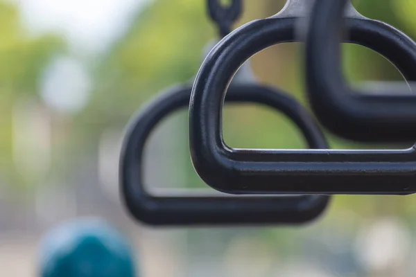 Bar vuoti scimmia a un concetto di parco giochi guardando attraverso — Foto Stock