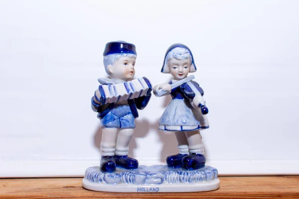 Delft Blue Figurine Hollandalı çift bir keman müzik çalıyor — Stok fotoğraf