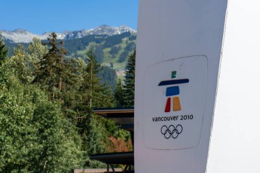 Whistler köy Vancouver 2010 Olimpiyatları işareti Whistler Dağı ve Blackcomb kayak merkezi ve logo oyunları inukshuk doğru bakıyor