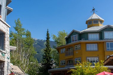 British Columbia Whistler Dağı, Kanada yaz telesiyejleri ve Gondol Blackcomb ve güneşli bir günde köy konaklama arıyor.