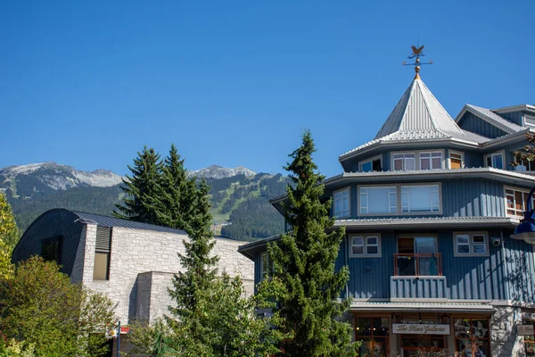 Whistler Mountain в Британской Колумбии, Канада, глядя на летние горнолыжные подъемники и Гондолу в Блэккомбе и деревне Модификации в солнечный день . — стоковое фото