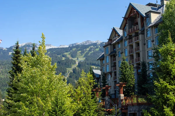 Whistler Mountain в Британской Колумбии, Канада, глядя на летние горнолыжные подъемники и Гондолу в Блэккомбе и деревне Модификации в солнечный день . — стоковое фото