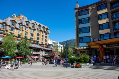 Carleton Lodge Whistler köyünde yaz boyunca sokakları dışında geçit, sokak, mağazalar, oteller bakarak ve turistler bu Olimpiyat dünya standartlarında hedef zevk.