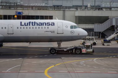 Beyaz Lufthansa Airbus uçağı pistte Frankfurt Havaalanı'na doğru gidiyor