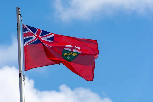 Ontario Roja, Bandera de Canadá ondeando en el viento s en un día soleado brillante con cielo azul . —  Fotos de Stock