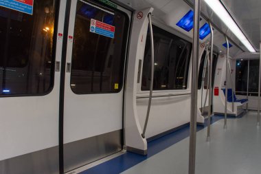 Boş Dubai Havaalanı Metro Treni bir terminalden diğerine