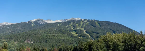 Whistler-Bergpanorama in britischer Kolumbia, Kanada bei Sommersonne und blauem Himmel mit Blick auf Skilift und Pisten zum Mountainbiken und Wandern. — Stockfoto