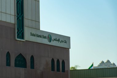 Dubai İslam Bankası güneşli bir günde büyük bir binanın tepesine Orta Doğu bankaları logo inşa ediyor.