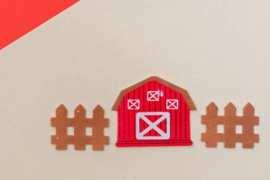 Kırmızı bir ahır ve çit çiftliği sahnesinin yakın plan beyaz ve kırmızının düz arka plan ve fotokopi alanı.
