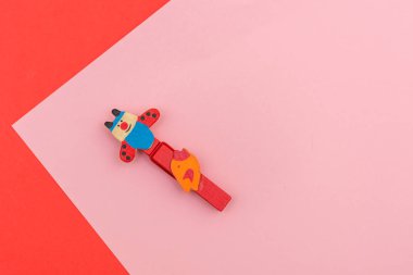 Pembe ve kırmızının düz dizaynı üzerine yakın bir pim dizayn edilmiş kırmızı bir hayvan..