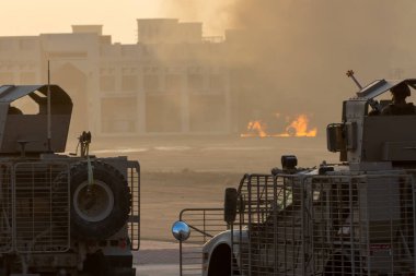 Askeri bir saldırı ya da tankları olan bir SUV 'a yapılan bombalı saldırı kasabada kargaşaya ve patlamaya neden oldu. Askeri savaş konsepti. Güç, güç, güç, ateş, patlama.