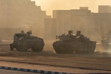 Askeri patlama, çatışma, savaş ve kaos. Tanklar duman ve yıkımın içinden geçiyor. Askeri kavram.
