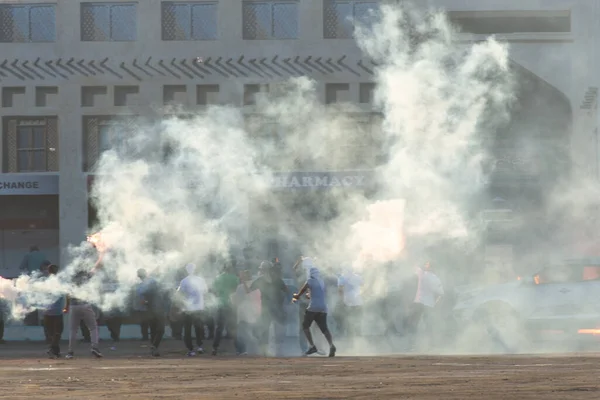 催涙ガス 爆発の抗議に対する軍事警察の暴動対応 政治的表現 軍事的概念 — ストック写真