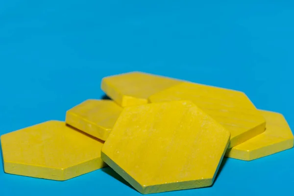 Leuchtend Farbige Gelbe Tangram Kind Geometrische Form Puzzleteile Einem Haufen — Stockfoto