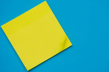 Parlak sarı notlar açık mavi düz arka planda eğitim veya iş organizasyonu ve hatırlatıcı kavramlar üzerine yayınlandı.