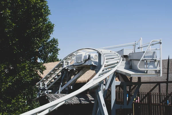 Zakrzywiony Rollercoaster Parku Rozrywki Lub Rozrywki Puste Białe Utwory Trawy — Zdjęcie stockowe