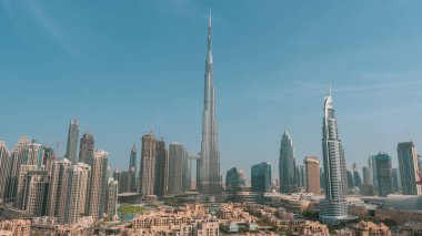8 / 11 / 2020 - Dubai, Birleşik Arap Emirlikleri: Burj Halife ve Orta Doğu 'daki diğer gökdelenlerle gündüz boyunca İkonik Panorama Dubai Skyline. 