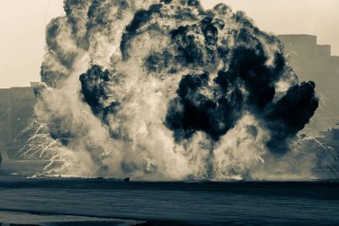Ağır ateş patlaması ya da askeri muharebede ve savaşta darbe. Orta Doğu 'daki bir tanktan gelen araç patlaması. Askeri kavram. Güç, güç, patlama. Siyah ve beyaz.