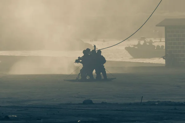 Στρατιωτικό Ελικόπτερο Απογειώνεται Στη Μάχη Και Πόλεμος Πετάει Στον Καπνό — Φωτογραφία Αρχείου