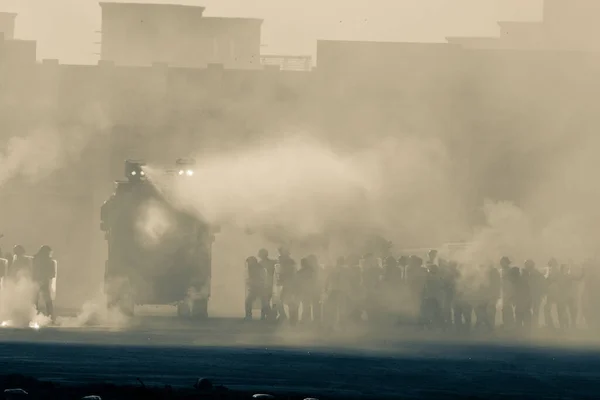 催涙ガス 爆発の抗議に対する軍事警察の暴動対応 政治的表現 軍事的概念 — ストック写真