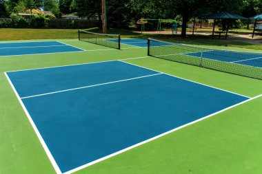 Michigan, ABD 'de boş mavi ve yeşil bir sahaya bakan pikselbol sahasının eğlence sporu.