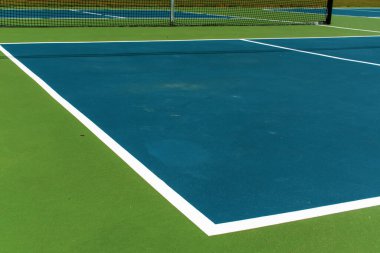 Michigan, ABD 'deki pikbol sahasının eğlence amaçlı sporu açık hava parkındaki boş mavi ve yeşil bir sahaya bakıyor. Yer Görünümü.
