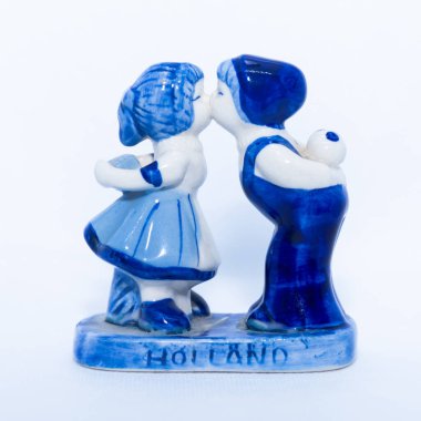 Hollandalı çifti öpmenin Delft Blue Figurine 'i. Hollanda / Hollanda 'dan bir hatıra. Beyaz arkaplanda izole.