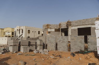 Birleşik Arap Emirlikleri 'ndeki inşaat alanı ya da beton kabuklu ve kumdaki tuğlalı benzer bir konsept. Endüstriyel kavram.