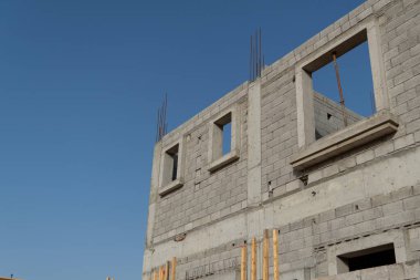 Birleşik Arap Emirlikleri 'ndeki inşaat alanı ya da mavi gökyüzüne bakan beton tuğlalar ve kopyalama alanı gibi benzer bir kavram. Endüstriyel kavram.