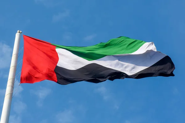 Flagge Der Vereinigten Arabischen Emirate Weht Sonnenschein Vor Tiefblauem Himmel — Stockfoto