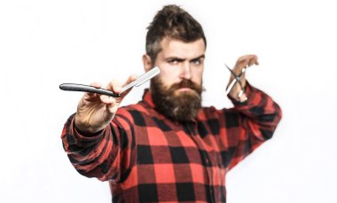 Makas ve ustura, berber berber. Sakallı adam, uzun sakallı, acımasız, beyaz hipster bıyıklı. Erkek saç kesimi, tıraş.