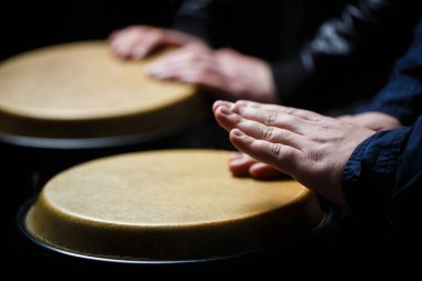 Bongo bateri çalmaya sanatçılar. Bongo bateri çalmaya müzisyen el ile kapatın. Davul. Elleri bongs üzerinde oynarken bir müzisyen. Afro-Küba, ROM, davulcu, parmak, el, vurmak