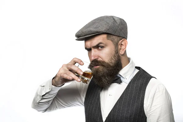 Whisky, coniac, coniac. Bărbat cu barbă brutală cu pahar de whisky, coniac, coniac. Un om atractiv cu un coniac. Stilul hipster vechi — Fotografie, imagine de stoc