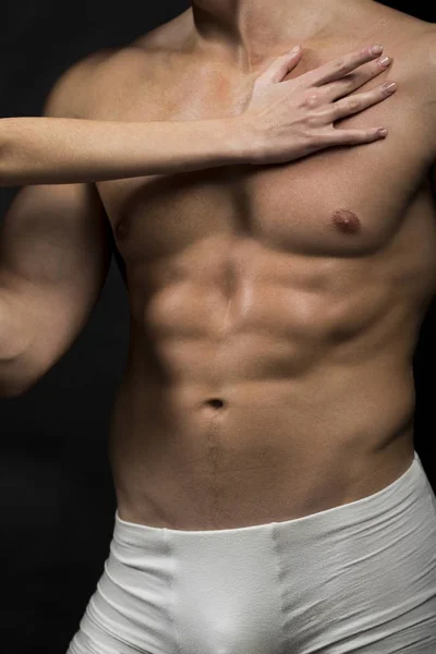 Torse nu. Homme sexy au corps musclé, torse nu. Maillots de bain homme, shorts, sous-vêtements, concept. Corps musculaire masculin en caleçon sexy blanc. Caucasien athlétique, macho sexy. Homme musclé, nu masculin — Photo