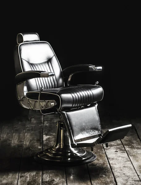 Fotel fryzjera, nowoczesny fryzjer i salon fryzjerski, salon fryzjerski dla mężczyzn. Brodaty, brodaty. Stylowe klasyczne krzesło fryzjerskie. Profesjonalny fryzjer we wnętrzu fryzjera. Krzesło fryzjera — Zdjęcie stockowe
