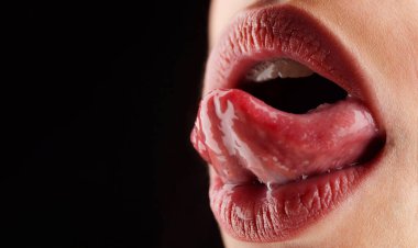 Dil, dudak, ağız. Seksi şehvetli kadın ağız. Sağlıklı dişler ve gülümseme, tazelik ağız. Diline lick. Seksi dudaklı, kadın açık gülümseyen ağız seksi dil