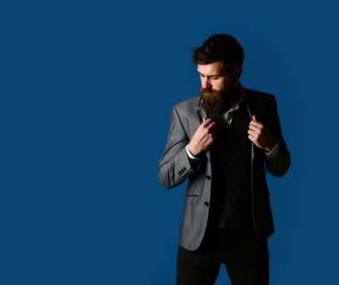 Seksi erkek, acımasız maço, hippi. Yakışıklı sakallı işadamı Klasik takım elbiseli. Erkek takım elbise, smokin erkekte, kumaş ceket şık adam. Mens güzellik, moda. Erkek smokin