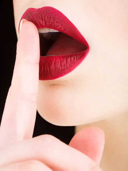 Cara perfección de la boca de la piel concepto impecable. Cuidado de labios y belleza, macro. Labios sexy. Labios rojos. Primer plano de labios suaves regordetes sexy con ipstick rojo. Maquillaje profesional brillo labial producto cosmético —  Fotos de Stock