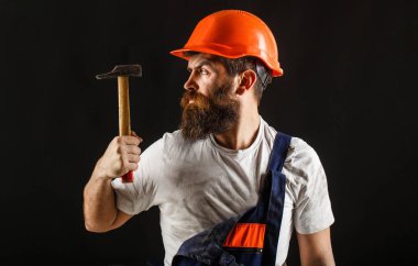 Çekiç çekiç. Kask, çekiç, tamirci, inşaatçılar kask Oluşturucu. Tamirci Hizmetleri. Sanayi, teknoloji, Oluşturucu adam, kavram. Kask, Baret bina sakallı adam işçi sakallı