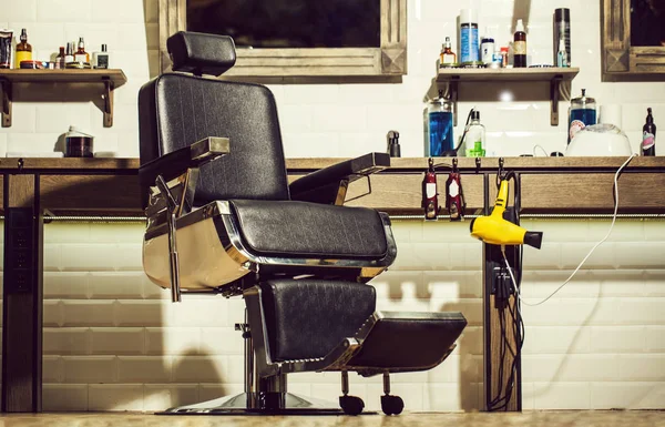 Barbershop armchair, modern hairdresser and hair salon, barber shop for men. Stylish vintage barber chair. Barber shop chair. Barbershop theme. Professional hairstylist in barbershop interior — Stock Photo, Image