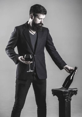 Sommelier adam, Melul'un, Şaraphane, Erkek winemaker. Şişe kırmızı şarap cam. Sakallı adam, sakallı, sommelier, tatma. Şişe, kırmızı şarap kadehinin. Bir glas garson, kırmızı şarap. Siyah ve beyaz