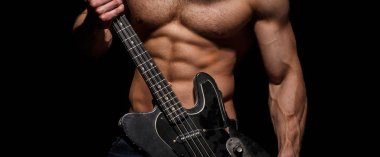 Gövde adam. Göğüs kasları, altı paketi, ab, triceps. Elektro gitar. Müzik Festivali. Alet üstünde sahne ve müzik grubu. Güçlü, kas, kas adam, vücut geliştirme. Müzik konsepti. Gitar çalmak