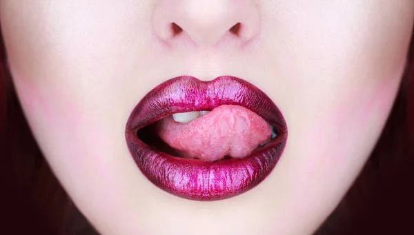 Tong en sexy mond. Vrouw lip, vrouwelijke lippen. Mooie lip, lippenstift en lipgloss, gepassioneerd. Sexy lippen, tong uit. Mooie sexy vrouw, naakt meisje. Close-up, macro met mooie mond. — Stockfoto