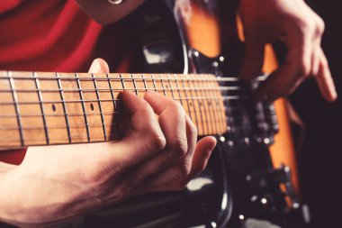 Elektro gitar, gitarist, müzisyen rock. Müzik aleti. Gitar dizeleri. Müzik konsepti. Akustik gitar. Gitar çalmak. Canlı müzik. Müzik Festivali. Sahne Alanı'nda araç, band