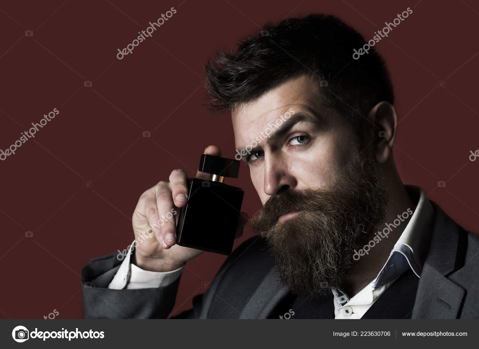 Man holding up bottle of perfume. Man perfume, fragrance. Fashion perfume  bottle. Businessman likes perfume scent. — Stock Photo ©  bodystock69@gmail.com #223630706