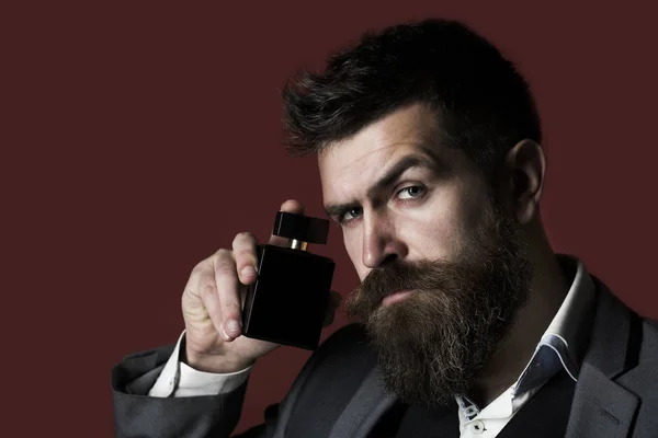 Parfüm Şişe tutan adam. Erkek parfüm, koku. Moda parfüm şişesi. İşadamı parfüm kokusunu seviyor.