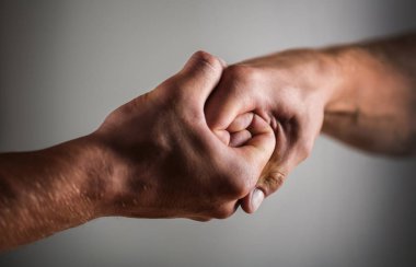 Erkek el içinde el sıkışma Birleşik. Adam, vesayet, koruma eller yardım. İki eli, izole kol, yardım eli, bir arkadaş. El sıkışma, silah. Dost el sıkışma, arkadaşları tebrik. Kurtarma, yardım eli
